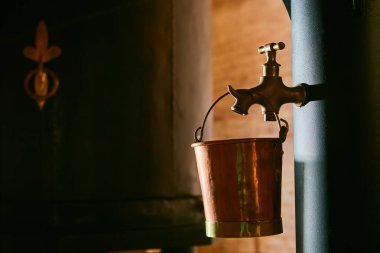 Bakır alkol, konyak ve viskiden yapılmış Ortaçağ geleneksel damıtma küpü. Alkol üretimi için bakır eski damıtıcı. Eski geleneksel gıda teknolojileri