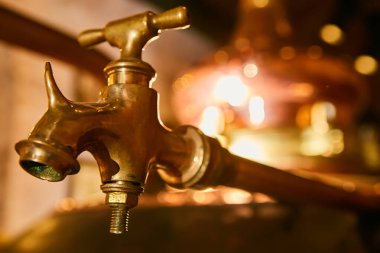 Bakır alkol, konyak ve viskiden yapılmış Ortaçağ geleneksel damıtma küpü. Alkol üretimi için bakır eski damıtıcı. Eski geleneksel gıda teknolojileri