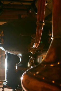 Bakır alkol, konyak ve viskiden yapılmış Ortaçağ geleneksel damıtma küpü. Alkol üretimi için bakır eski damıtıcı. Eski geleneksel gıda teknolojileri