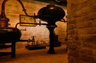 Ortaçağ geleneksel distiller, alkol, konyak, viski bakır imalatı yapılmış küp. Alkol üretimi için bakır eski distiller parçası. Eski geleneksel gıda teknolojileri alkol için