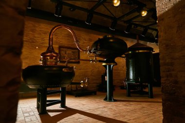 Ortaçağ geleneksel distiller, alkol, konyak, viski bakır imalatı yapılmış küp. Alkol üretimi için bakır eski distiller parçası. Eski geleneksel gıda teknolojileri alkol için
