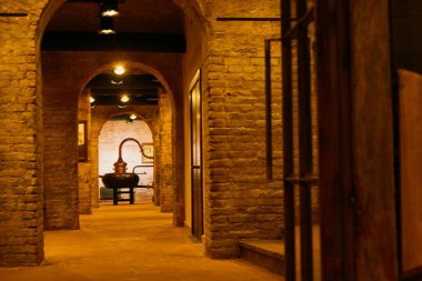 Ortaçağ geleneksel distiller, alkol, konyak, viski bakır imalatı yapılmış küp. Alkol üretimi için bakır eski distiller parçası. Eski geleneksel gıda teknolojileri alkol için
