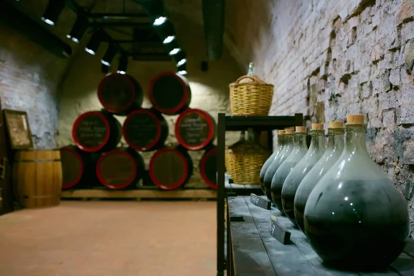 Botellas de vino vintage en bodega. Dof poco profundo . — Foto de Stock