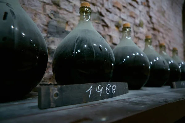 Vintage wine bottles in cellar. Shallow dof. — Stock Photo, Image