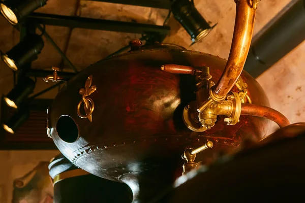 Detalis de cubo destilador tradicional medieval hecho de la producción de cobre de alcohol, coñac, whisky. Fragmento de cobre viejo destilador para la producción de alcohol. Tecnologías alimentarias tradicionales antiguas — Foto de Stock