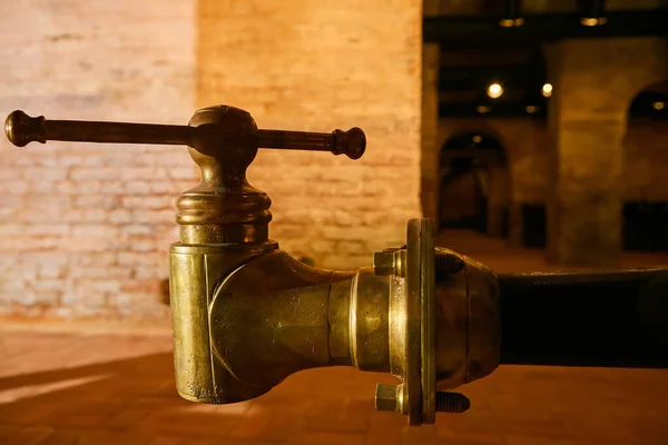 Detalis de cubo de destilador tradicional medieval feita a partir de produção de cobre de álcool, conhaque, uísque. Fragmento do velho destilador de cobre para a produção de álcool. Antigas tecnologias alimentares tradicionais — Fotografia de Stock