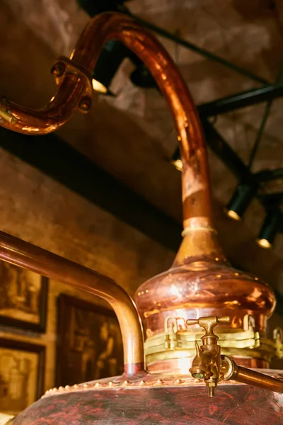 Dettaglio del tradizionale cubo distillatore medievale ricavato dalla produzione di rame di alcol, cognac, whisky. Frammento di vecchio distillatore di rame per la produzione di alcol. Antiche tecnologie alimentari tradizionali — Foto Stock