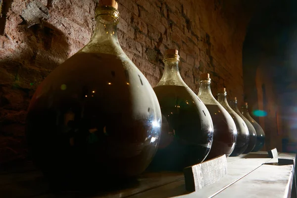 Botellas de vino vintage en bodega. Dof poco profundo . — Foto de Stock