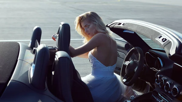 Retrato de moda de mujer de ensueño en el coche de lujo. Sin retoque . — Foto de Stock