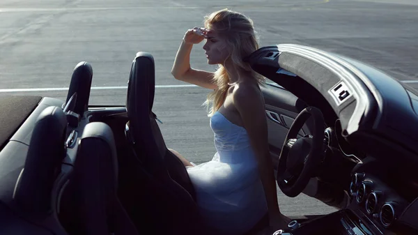 Retrato de moda de mujer de ensueño en el coche de lujo. Sin retoque . — Foto de Stock