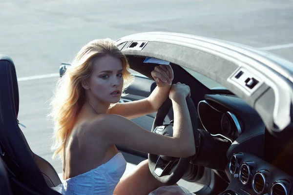 Retrato de moda de mulher sonhadora no carro de luxo. Sem retoques . — Fotografia de Stock