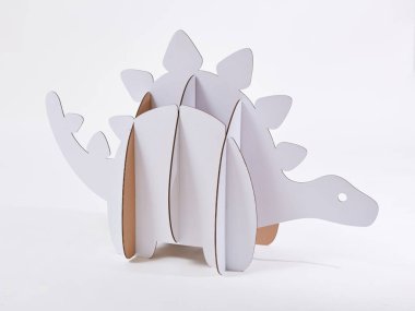 Kartondan yapılmış dinozor Stegosaurus. Doğum günü partisi, dino partisi ya da fotoğraf çekimi için fikir