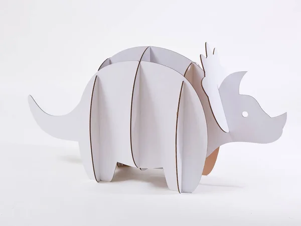 Dinosaurio Triceratops hecho de cartón. Idea para la fiesta de cumpleaños, fiesta de dino o sesión de fotos —  Fotos de Stock