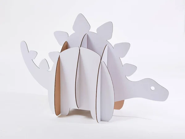 Stegosaurus dinosaure en carton. Idée pour la fête d'anniversaire, la fête dino ou la séance photo — Photo