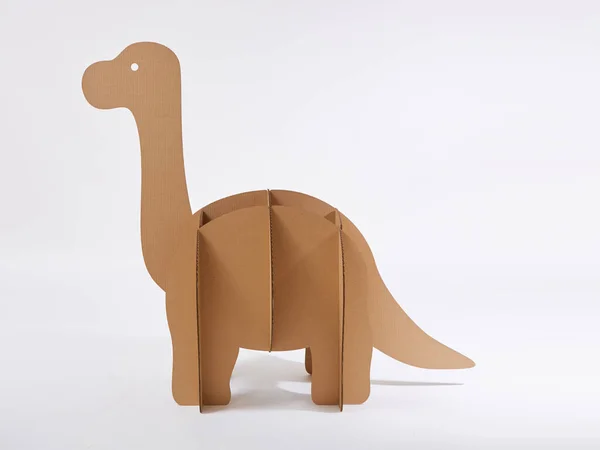 Dinosaurio Brontosaurus hecho de cartón. Idea para la fiesta de cumpleaños, fiesta de dino o sesión de fotos — Foto de Stock