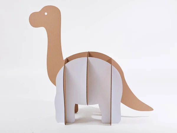 Dinosaurier Brontosaurus aus Pappe. Idee für die Geburtstagsparty, Dino-Party oder Fotosession — Stockfoto