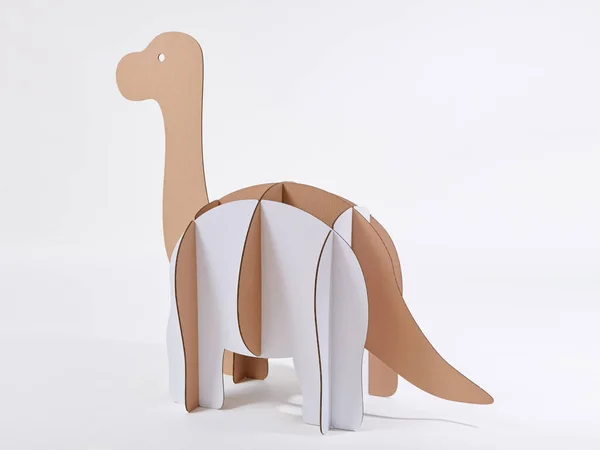 Dinosaurio Brontosaurus hecho de cartón. Idea para la fiesta de cumpleaños, fiesta de dino o sesión de fotos — Foto de Stock