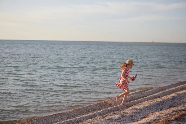 Sonriendo hermosa chica divirtiéndose en la playa. Retrato de niña linda feliz con espacio de copia. Retrato de niño durante el verano — Foto de Stock