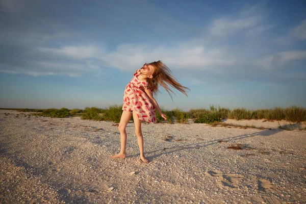 Sorridente bella ragazza divertendosi sulla spiaggia. Ritratto di felice carina bambina con spazio copia. Ritratto di bambino durante l'estate — Foto Stock