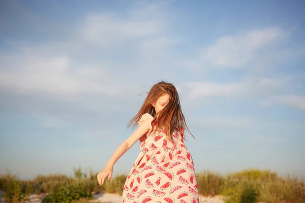 Leende vacker flicka som har roligt på stranden. Porträtt av lycklig söt liten flicka med kopieringsutrymme. Porträtt av barn under sommaren — Stockfoto