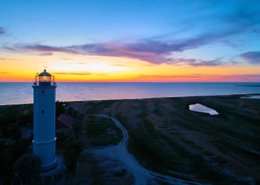 Güzel gece deniz manzarası Deniz feneri ve karamsar gökyüzü gün batımında