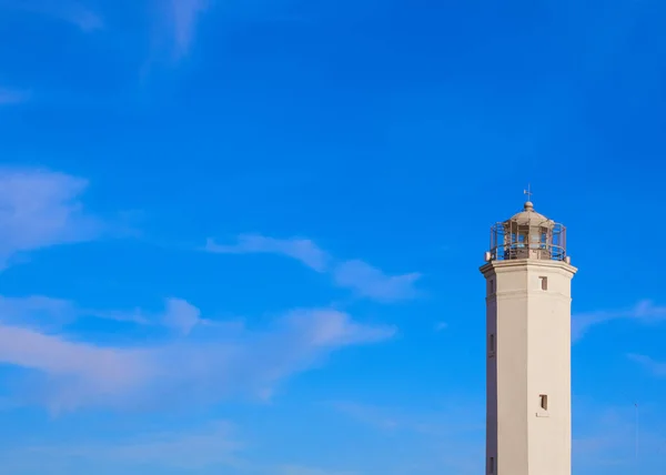 Faro de punta de paloma blanca con un cielo azul en un día soleado — Foto de Stock
