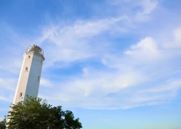 Biały gołąb punkt latarnia morska z błękitnym niebem w słoneczny dzień — Zdjęcie stockowe
