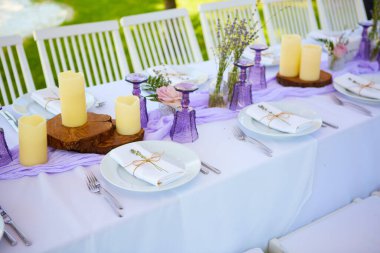 Düğün için hazırlanmış bir masa ya da başka bir akşam yemeği..