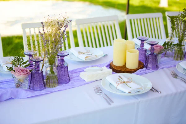 Tavola apparecchiata per il matrimonio o un'altra cena evento catering. — Foto Stock