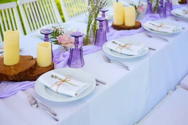 Conjunto de mesa para la boda u otra cena de evento abastecido. — Foto de Stock