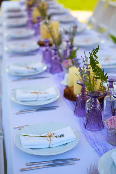 Conjunto de mesa para la boda u otra cena de evento abastecido. —  Fotos de Stock