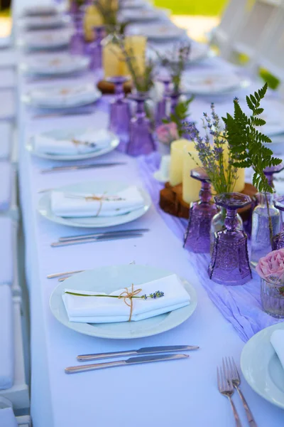 Conjunto de mesa para la boda u otra cena de evento abastecido. —  Fotos de Stock