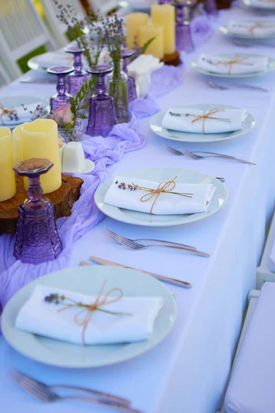 Tafel gedekt voor bruiloft of een ander catering diner. — Stockfoto