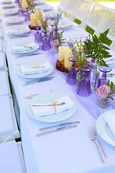 Tafel gedekt voor bruiloft of een ander catering diner. — Stockfoto