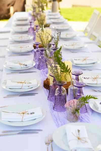 Conjunto de mesa para la boda u otra cena de evento abastecido. —  Fotos de Stock