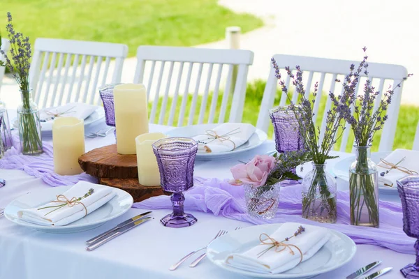 Conjunto de mesa para la boda u otra cena de evento abastecido. —  Fotos de Stock
