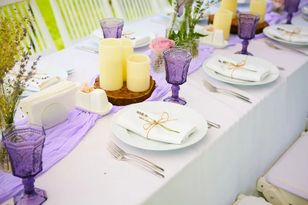 Tafel gedekt voor bruiloft of een ander catering diner. — Stockfoto