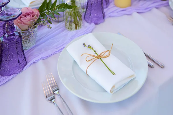 Elegante mesa para boda cena de Pascua con platos de cerámica blanca servilleta de algodón atada con velas de flores de lavanda de cordel. Estilo Provenza —  Fotos de Stock