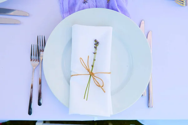 Elegant dukning för bröllop förlovning Påsk middag med vita keramiska plattor bomull servett bundna med twine lavendel blommor ljus. Provence-stil — Stockfoto