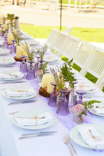 Elegante mesa para boda cena de Pascua con platos de cerámica blanca servilleta de algodón atada con velas de flores de lavanda de cordel. Estilo Provenza —  Fotos de Stock