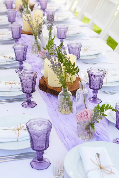 Elegante mesa para boda cena de Pascua con platos de cerámica blanca servilleta de algodón atada con velas de flores de lavanda de cordel. Estilo Provenza — Foto de Stock