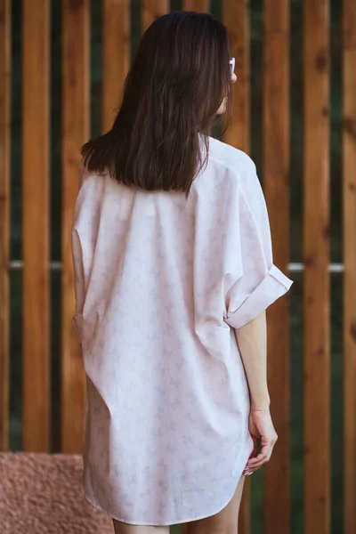 Frau im Schlafanzug über Holzboden auf der Terrasse. Guten Morgen Konzept. — Stockfoto