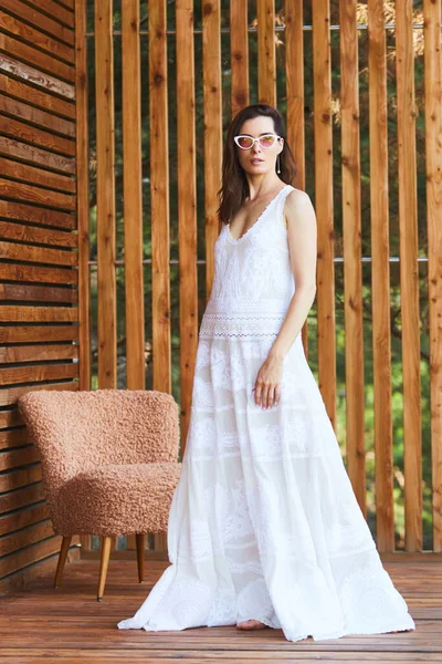 Bella donna Rilassarsi in una terrazza a casa. Donna che si gode il suo tempo libero a casa. Stile di vita Concetto. — Foto Stock