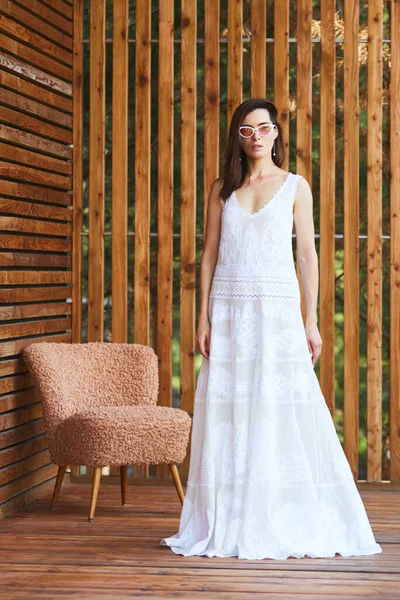 Belle Femme Se détendre dans une terrasse à la maison. Femme jouissant de son temps libre à la maison. Concept de style de vie. — Photo