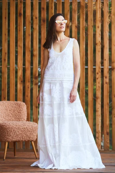 Mooie vrouw Ontspannen in een terras thuis. Vrouw geniet van haar vrije tijd thuis. Levensstijl concept. — Stockfoto