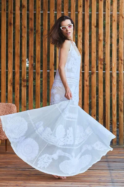 Hermosa mujer Relajándose en una terraza en casa. Mujer disfrutando de su tiempo libre en casa. Concepto de estilo de vida . — Foto de Stock