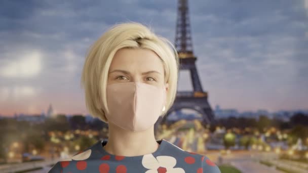 Portrét krásné blond vlasy mladé ženy s ochrannou maskou a stojí před Eiffelovou věží. Bezpečná a šťastná žena praktikující sociální distancování. — Stock video