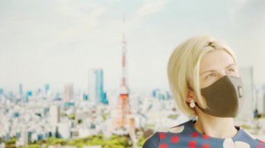 Evde maskeli bir kadın seyahat ediyormuş gibi yapıyor. Arka plandaki TV ekranında poz vermek. 2020 yaz karantina seyahati. Evde kal ve sosyal mesafeyi koru