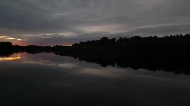 Beau paysage de rivière du matin à l'aube, zoom arrière timelapse. — Video
