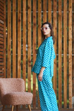 Ahşap arka planda puantiyeli pijamalı bir kadın. Beyaz kadın model..